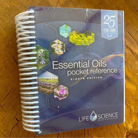New 8th Edition Essential Oil Pocket Reference - Picture 1 of 2